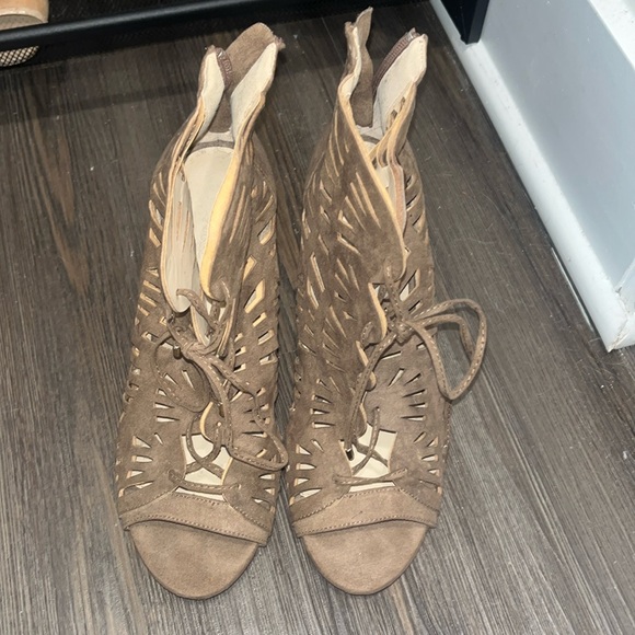 Heels - Picture 2 of 3